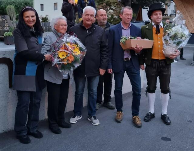 Jubilarin Theresia Maass mit Bürgermeister Heinz Kofler und weiteren Gratulanten. | Foto: Edith Heidegger