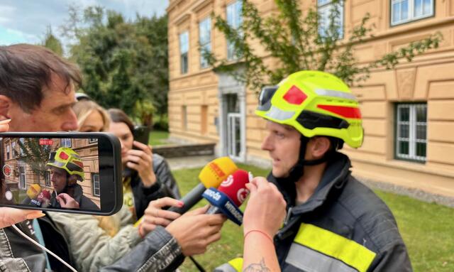 Martin Regenfelder von der Hauptfeuerwache erklärte, was hinter dem heutigen Großeinsatz am Perau Gymnasium stand. | Foto: MeinBezirk.at