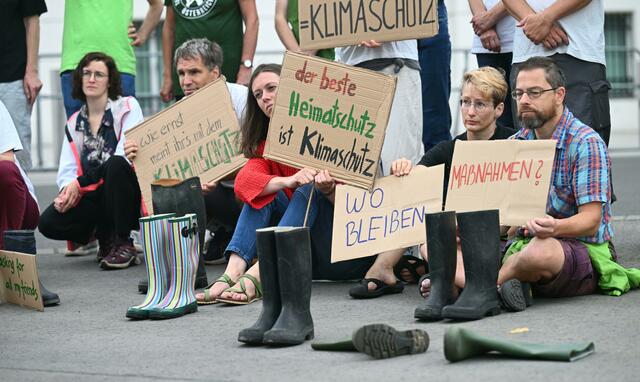 Menschen protestieren ganz im Zeichen der jüngsten Hochwasser-Katastrophe. (Archiv) | Foto: HELMUT FOHRINGER / APA / picturedesk.com