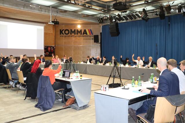 Dass die Sitzungszeiten von 18 auf 9 Uhr vorverlegt wurden, sorgt bei vielen Wörgler Gemeinderäten für Unmut. Bürgermeister Riedhart kontert damit, dass die Aufnahmefähigkeit morgens besser ist. | Foto: Nimpf