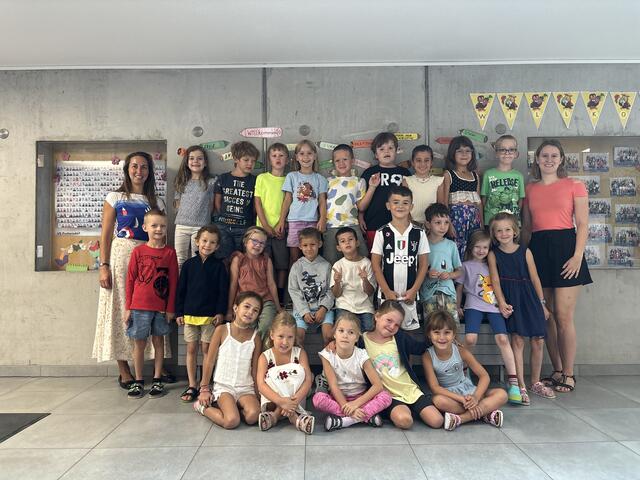 Die 1C der Volksschule Purkersdorf mit Lehrerin Lisa Raschbach und Direktorin Cornelia Tellian. | Foto: Nina Taurok