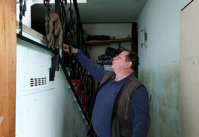 Walter Hell zeigt wie hoch das Wasser in seinen Verkaufsräumen stand. | Foto: Christian Nowotny