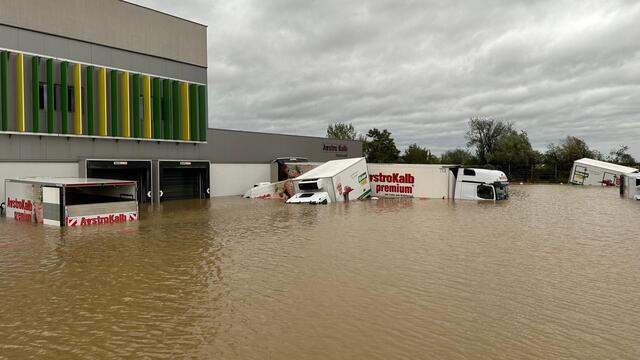 Das Firmengelände der Austro Kalb in Sitzenberg-Reidling stand komplett unter Wasser.  | Foto: Austro Kalb