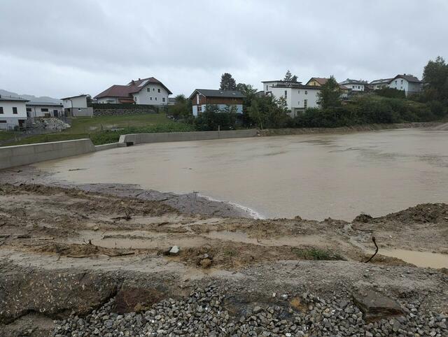 Hat gehalten: Der Groß-Aggschussgraben in Hofstetten-Grünau hat ein Fassungsvermögen von rund 20.000 Kubikmeter. | Foto: Amberger/Wildbach