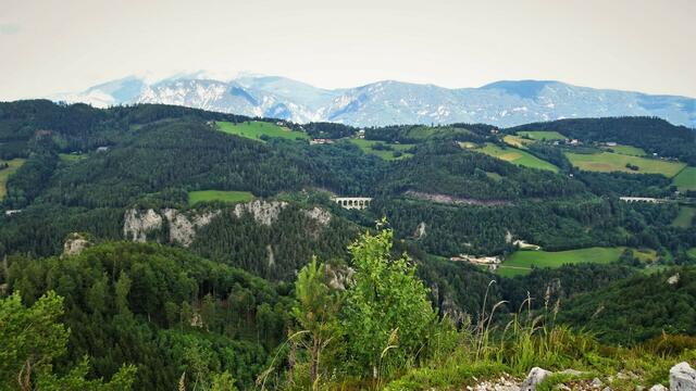 Semmeringbahnstrecke – Kreuzberg, ... im Hintergrund das Schneebergmassiv. ... | Foto: © Silvia Plischek