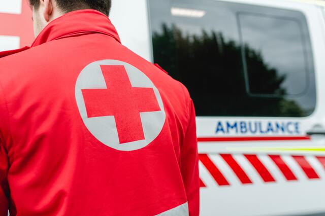 Am Dienstagnachmittag stürzte ein Muldenkipper von einem Forstweg rund 20 Meter ab. | Foto: Rotes Kreuz (Symbolbild)