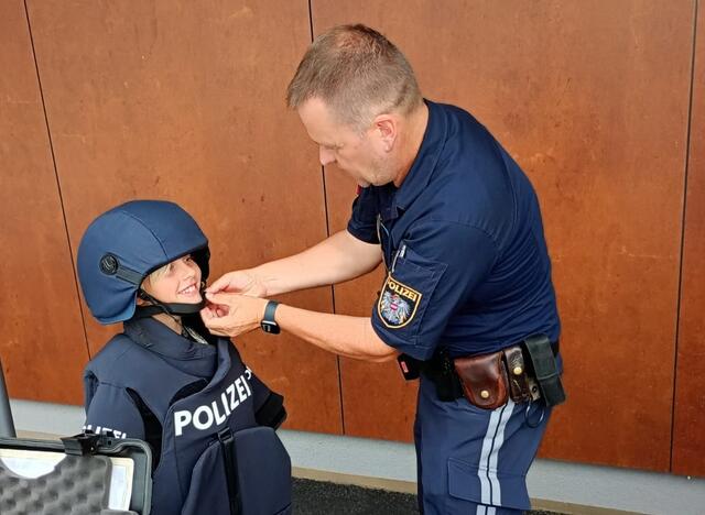 Auch die Polizei war mit dabei – die Jugendlichen durften in die Ausrüstung schlüpfen.  | Foto: Blasmusikbezirksverband Radkersburg