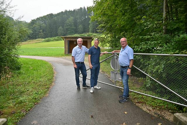 Bürgermeister Johann Lueger, Nationalratsabgeordneter Andreas Hanger, Obmann des Vereins Gemeindeverband Ybbstal, Bürgermeister Gerhard Lueger bei einem der beiden neuen Ofenlochtore am Ybbstalradweg
 | Foto: eisenstrasse.info