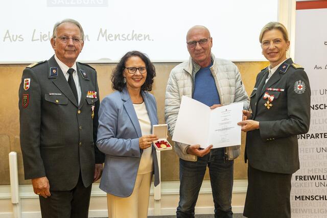 Gerhard Nosek aus Elsbethen wurde für mehr als 100 Mal Blutspenden mit der Goldene Verdienstmedaille mit bronzenem Lorbeerkranz ausgezeichnet. | Foto: Rotes Kreuz Salzburg / wildbild
