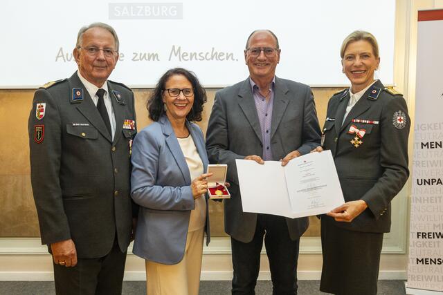 Thomas Höller aus Bad Hofgastein wurde für mehr als 100 Mal Blutspenden mit der Goldene Verdienstmedaille mit bronzenem Lorbeerkranz ausgezeichnet. | Foto: Rotes Kreuz Salzburg / wildbild