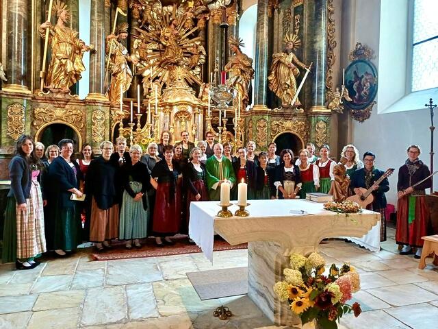 Chor der Trachtenfrauen Tamsweg mit unserem Hr. Dechant Mag. Christian Schreilechner