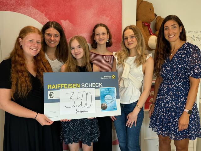 Das Ensemble Quintjoyable bei der Scheckübergabe an Dana Kellerer von den Herzkindern Österreich.  | Foto: Herzkinder Österreich