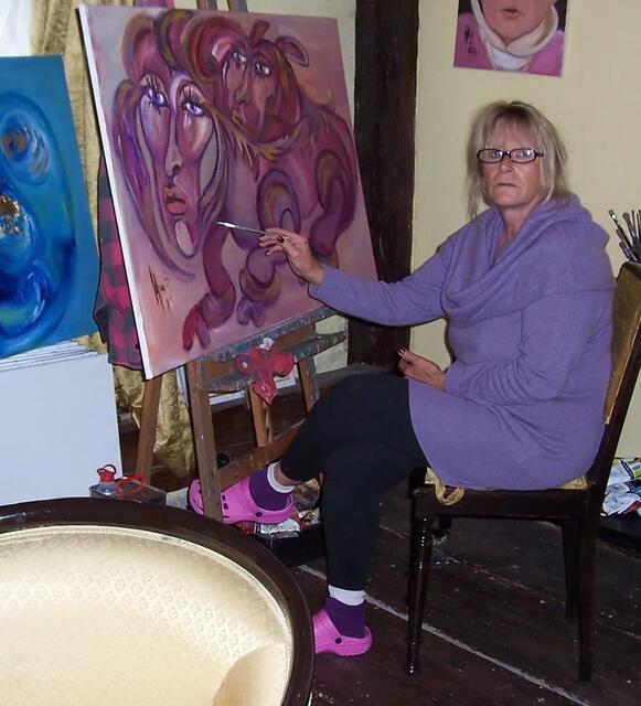 Sigrid Hofmann kann aufgrund einer Behinderung ihr Haus kaum mehr verlassen.  | Foto: Hofmann