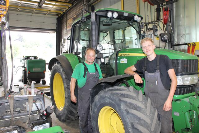 Tobias Kaiser (r.) aus Gramastetten war im Gespräch mit seinem Chef Andreas Leibetseder (l.) vom Lagerhaus Ottensheim. | Foto: MeinBezirk