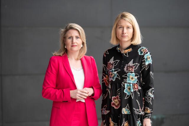 Frauenministerin Susanne Raab mit Christine Haberlander.  | Foto: Land OÖ/Peter Mayr