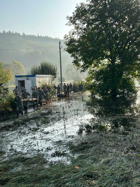 Alle packen mit an. | Foto: Freiwillige Feuerwehr Unserfrau