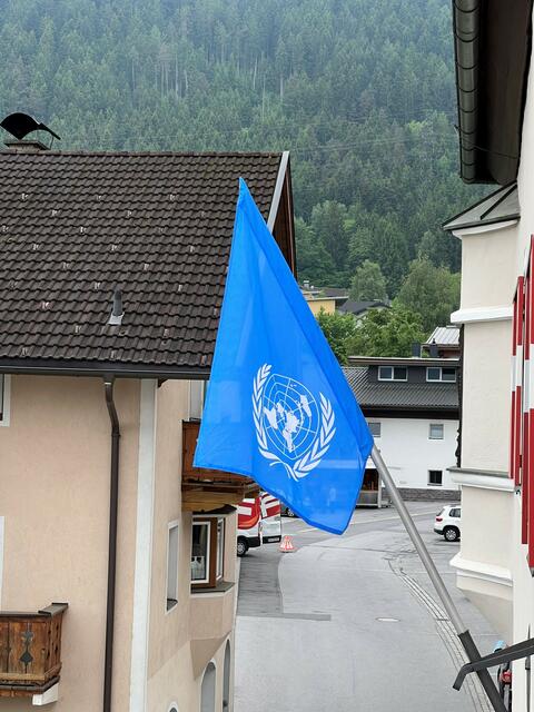 Die Beflaggung mit der UN-Fahne (hier in Völs) am 29. Mai auf Bundesheergebäuden zum Gedenken an die gefallenen Österreichischen UN-Soldaten ist eines der Anliegen, für das sich Gerhard Dujmovits einsetzt. | Foto: privat