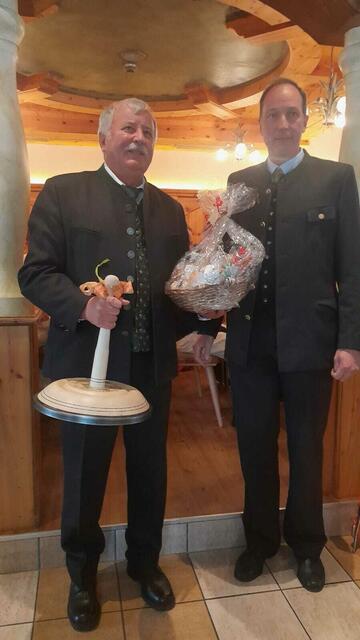 deDerr geehrte Sepp Gruber und der Twenger Bürgermeister Franz Kaml (v.li.) | Foto: Johann Wind