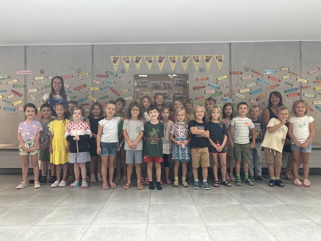 Die 1A der Volksschule Purkersdorf mit Lehrerin Barbara Rotter-Nunner und Direktorin Cornelia Tellian. | Foto: Nina Taurok