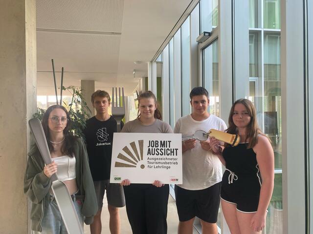 Sie haben sich für einen "Job mit Aussicht" entschieden: Lehrlinge vom Mondi Resort am Grundlsee und Natur- &amp; Wellnesshotel Höflehner | Foto: QUA