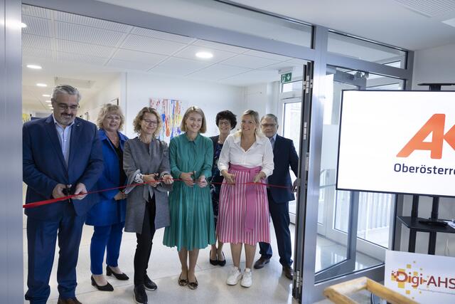 AK OÖ Präsident Andreas Stangl, Margit Steiner (PH OÖ), Bezirksstellenleiterin
Andrea Danda-Bäck (WKOÖ), Bildungsreferentin LH-Stv. Christine Haberlander, Leiterin Bildungsregion 1 Sieglinde Thaller, Bgm. Sabine Naderer-Jelinek und Dir. Andreas Riedl. (v. l. n. r.). | Foto: Land OÖ/Krenn