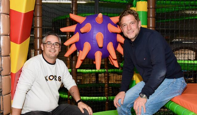 Generalunternehmer Michael Holzer (l.) mit Betreiber Seppi Berglitsch im Ninja-Parcours. | Foto: MeinBezirk.at