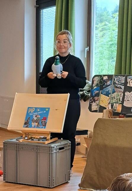 Christina Prechtl brachte den Kindern das Thema Müllproblematik anhand der Geschichte von "Pip" näher. | Foto: Arzl/Wex