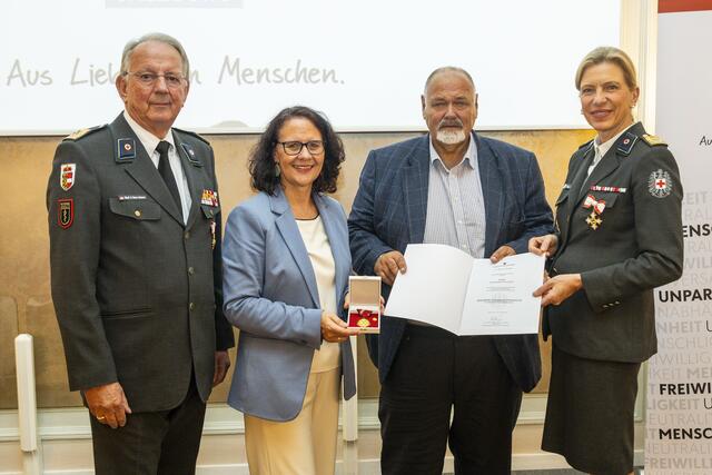 Leonhard Müllauer aus Leogang wurde für mehr als 100 Mal Blutspenden mit der Goldene Verdienstmedaille mit bronzenem Lorbeerkranz ausgezeichnet. | Foto: Rotes Kreuz Salzburg / wildbild