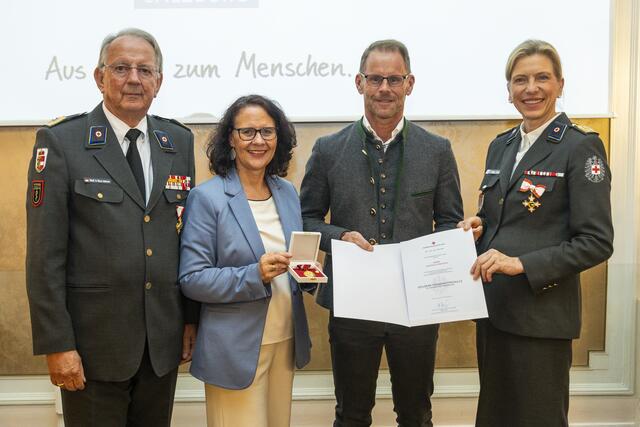 Thomas Stegmann aus Bad Reichenhall wurde für mehr als 100 Mal Blutspenden mit der Goldene Verdienstmedaille mit bronzenem Lorbeerkranz ausgezeichnet. | Foto: Rotes Kreuz Salzburg / wildbild