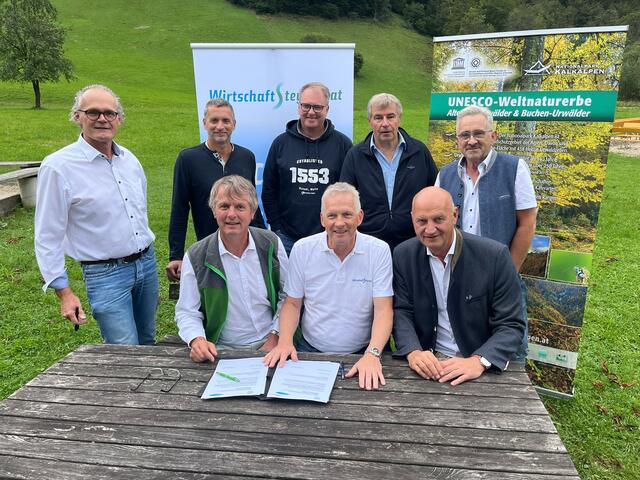 Hinten v.l.: Wirtschaft Steyrtal Obmann Stellvertreter Kurt Plursch, Wirtschaft Steyrtal Obmann
Stellvertreter Dominik Gasplmayr, GF Firma Piesslinger Klaus Waselmayr, Bürgermeister Gerald Augustin, BgmBürgermeister Andreas Rußmann
Vorne v.l.: Nationalparkdirektor DI Josef Forstinger, Wirtschaft Steyrtal Obmann Karl Schwarz, Bürgermeister Christian Dörfel