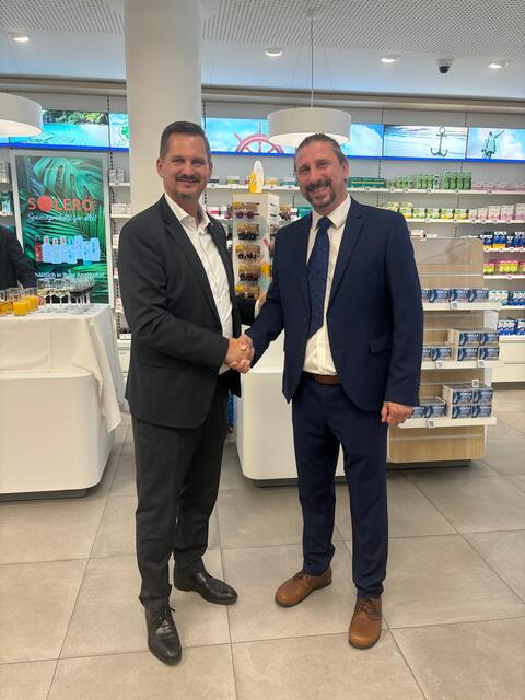 Bezirkschef Marcus Franz (SPÖ) gratulierte Apotheker Martin Heuberger (r) zur erfolgreichen Eröffnung. | Foto: Mario Popp/MeinBezirk