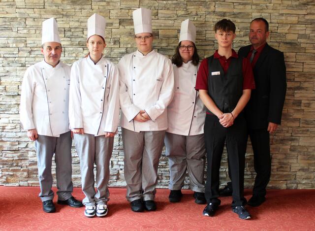 KM Franz Grünstäudl (Küchenchef), Sophie Hechinger, Lena Weber, Bianca Mayerhofer, Andreas Eibensteiner (Lehrlinge), Wolfgang Kiesenebner (Restaurantleiter) - v.l. | Foto: Lebens.Resort Ottenschlag