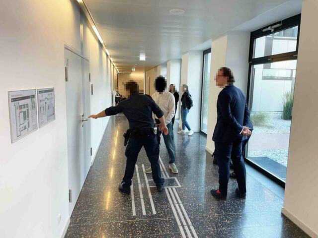 Auf dem Weg zu seinem zweiten Prozesstag im Landesgericht Eisenstadt.  | Foto: Gernot Heigl