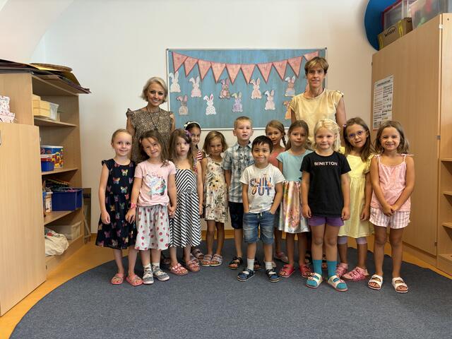 Die 1A der Volksschule Tullnerbach mit Lehrerin Ursula Koman und Direkortin Natascha Bergmann-Balutsch. | Foto: Nina Taurok