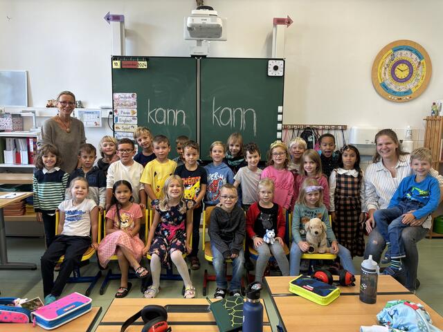 Die 1A der Volksschule Pressbaum mit Lehrerin Nina Sorger und Direktorin Ulrike Kraft. | Foto: Nina Taurok