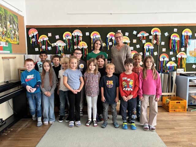 Die 4MSK mit Lehrerin Alexandra Horvath und Direktorin Ulrike Kraft. | Foto: Nina Taurok