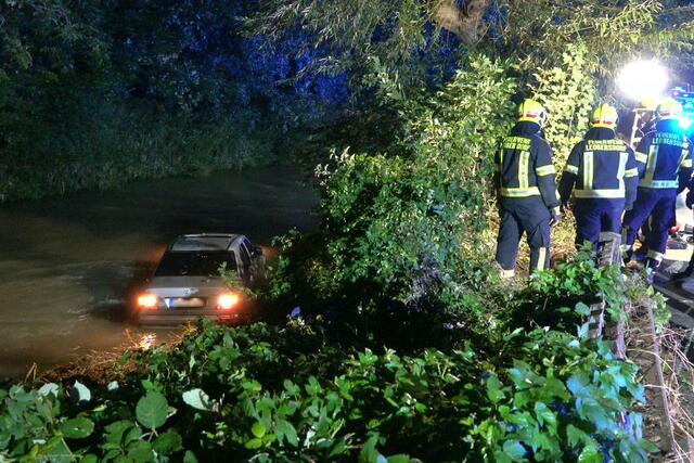 Ein Mercedes stand in der Triesting | Foto: BFKDO BADEN / Stefan Schneider