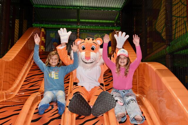 Anna und Raphael durften die Spielgeräte gemeinsam mit dem Maskottchen Toni schon einmal ausprobieren. | Foto: MeinBezirk.at