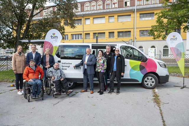Vor der ersten Abfahrt: tim-Leiterin Katharina Mayer, Inklusionsstadtrat Kurt Hohensinner, Bürgermeisterin-Stellvertreterin Judith Schwentner, Holding Graz CEO Wolfgang Malik und Jutta Hochstein (Holding Graz Linien) mit (v.l.n.r.) Heinz Sailer (Obmann-Stellvertreter Selbstbestimmt Leben Steiermark), Roland Pischorn, Dietmar Ogris (Obmann Selbstbestimmt Leben Steiermark) und Christian Schoier (Obmann, Vorstand und Leitung Blinden- und Sehbehindertenverband Steiermark.
 | Foto: Foto Fischer