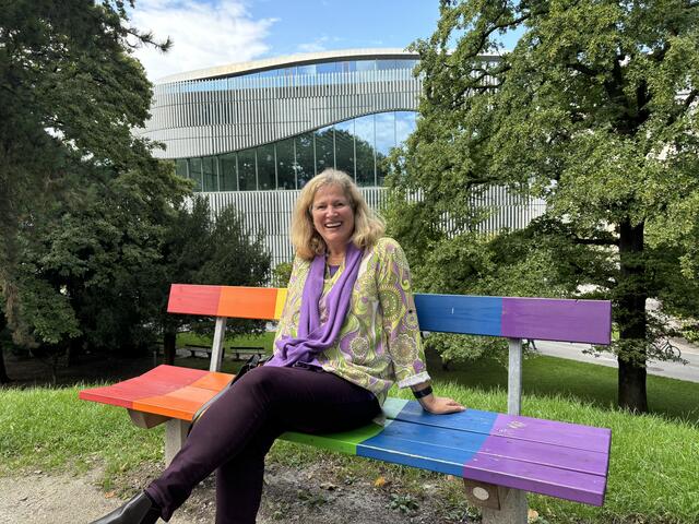 Eine kleine Pause im Mirabellgarten: Inez Reichl nimmt sich gerne auf der "Regenbogen-Bank" am Rosenhügel eine kleine Auszeit.  | Foto: Lisa Gold