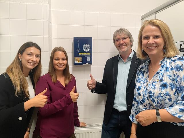 Nadine Humer und Larissa Kwetina (Lehrerinnen BS3 und Beauftragte "Gesunde Schule"), Karl Kammerer (Direktor BS3) und Jeanette Lassota (Präsidentin Soroptimist Club Wels) bei der Übergabe des Hygieneartikelspenders. | Foto: ©SI Club Wels