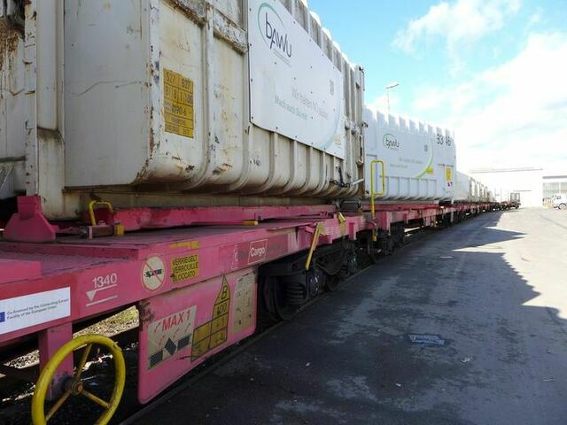 Die mit Rest- und Sperrmüll gefüllten Transportcontainer stehen in der Umladestation Krems still und warten auf ihre Fahrt nach Dürnrohr.  | Foto: GV Krems