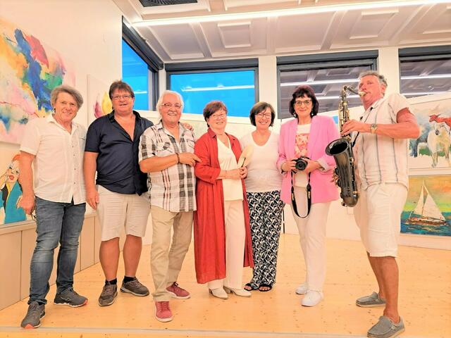 GV Franz Fugger, Obmann Alfred Scheikl, Künstler Helmut Koschier, Künstlerinnen Roswitha Ruprecht, Gabriele Mitschek, Tanja Krauß und
Saxophonist Fred K. im Kulturhaus St. Jakob im Rosental