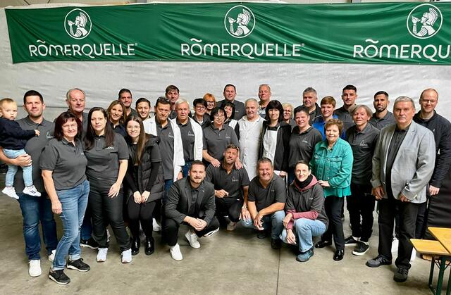 Viele fleißige Helfer sorgten für ein tolles Fest zum 50-Jahr-Jubiläum der Familie Dürnbeck in Kirchfidisch.  | Foto: Dürnbeck