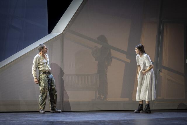 In "Verlangen", ihrer Überschreibung von Eugene O’Neills "Desire Under the Elms", skizziert Lisa Wentz eine folgenschwere Dreiecksbeziehung: Patriarch Ephraim (li., Christoph Kail) hat sich mit Agnes (Julia Posch) eine junge Frau genommen, die sich über ein Kind das Erbe des Hofs sichern möchte. Der wahre Vater des Kindes ist jedoch Ephraims jüngster Sohn Eben (Tommy Fischnaller-Wachtler).   | Foto: Birgit Gufler