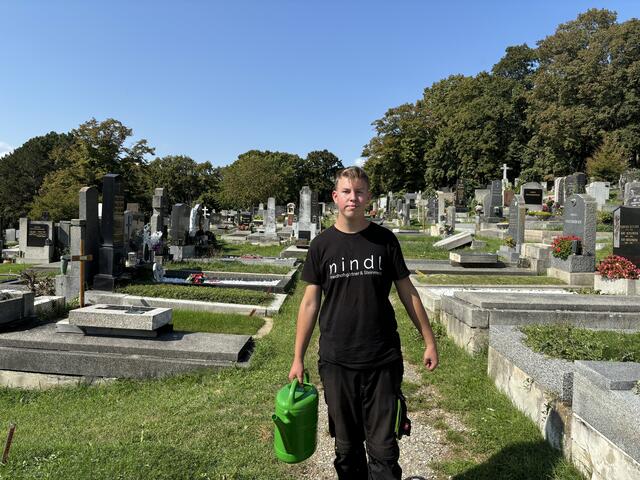 Der Friedhofsgärtner-Lehrling Marcel könnte sich keinen besseren Beruf vorstellen. | Foto: Scheiber/MeinBezirk