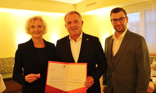 Manfred Komericky (Bildmitte) stammt aus einer Arbeiterfamilie, seine politische Heimat ist seit 40 Jahren die SPÖ. Karin Greiner und Stephan Scheifinger dankten dafür. | Foto: Edith Ertl