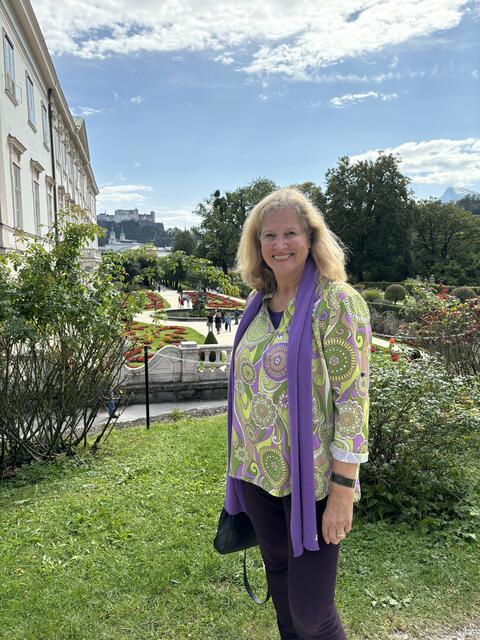 "Ich finde den Bereich beim Rosenhügel im Mirabellgarten sehr schön, dort ist es auch ruhig und ich treffe immer wieder Salzburger und Salzburgerinnen, die bei Schönwetter ihre Mittagspause dort verbringen", so Stadtführerin Inez Reichl | Foto: Lisa Gold
