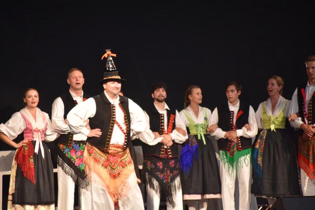 Die Tamburica Oslip bot kroatische Folklore. | Foto: Michael Strini