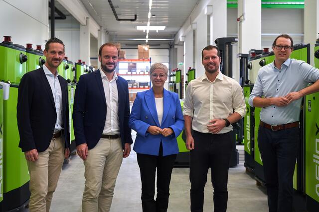 (V.l.): Thomas Brindl, Josef Baumann-Rott (CEO &amp; Founder), Doris Hummer (Präsidentin WKOÖ), David Niedermaier (CTO &amp; Founder), Daniel Zindl (CPO) beim Firmenbesuch. | Foto: brand-vision.at